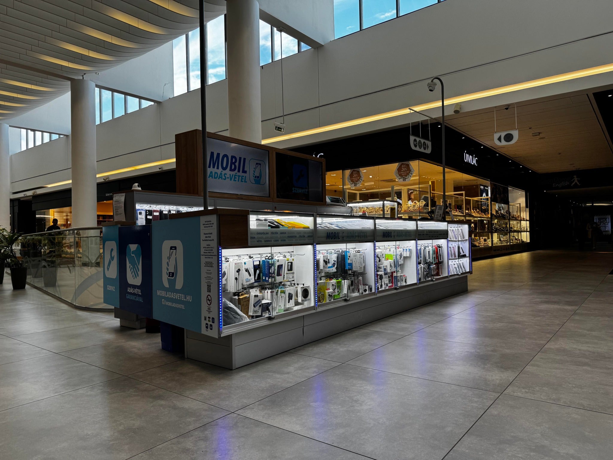 Mobil Adás-Vétel Shopmark üzlet belső tere